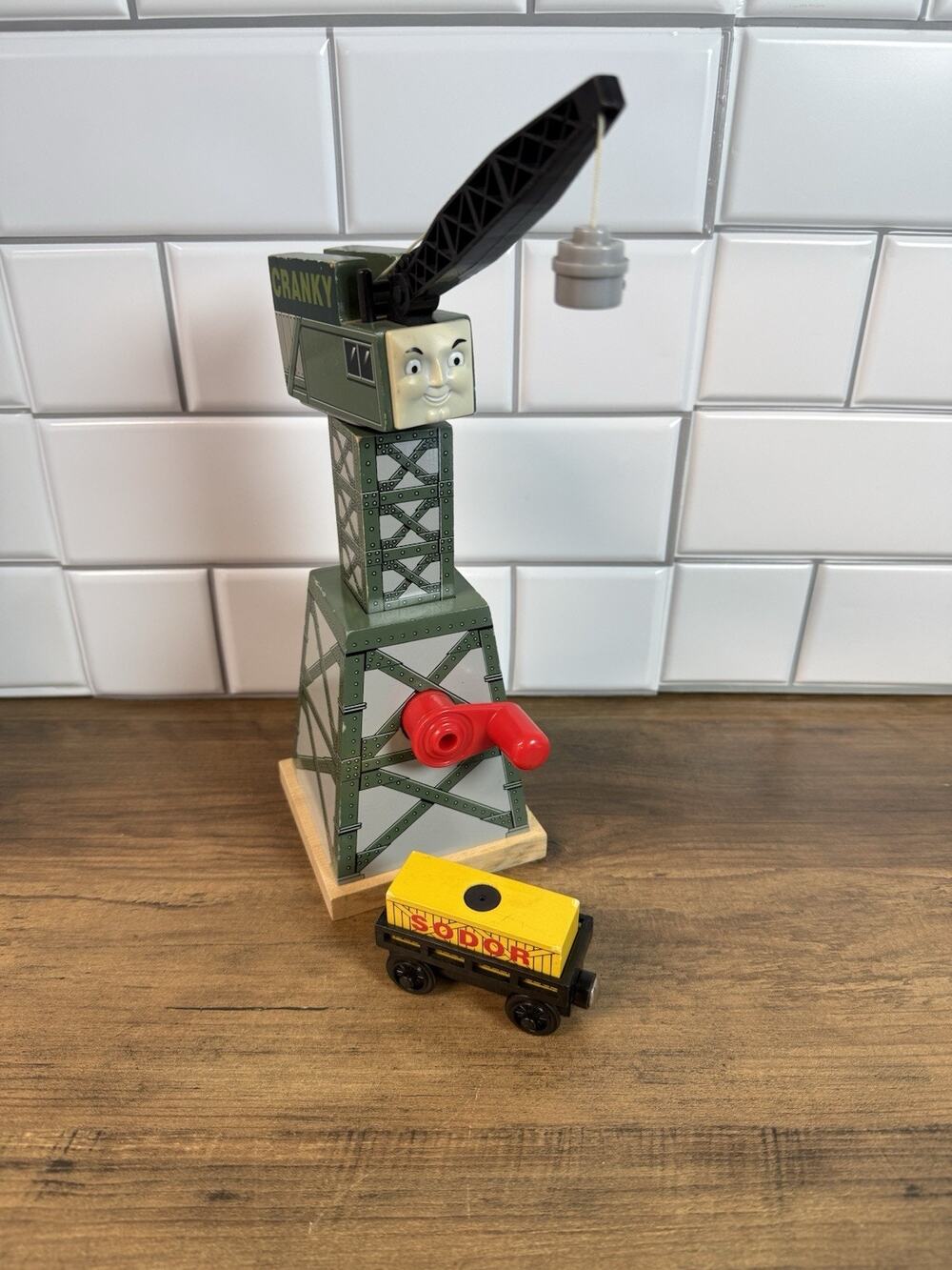 2005 Thomas Wooden Railway Train Cranky Crane Cargo Car & Sodor Magnetic Cargo
